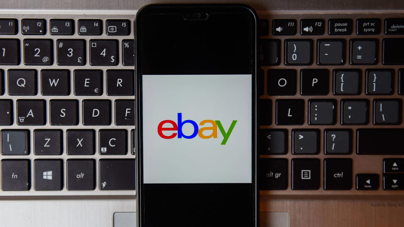 Das Logo von Ebay auf einem Smartphone (Symbolbild): Verbraucherschützer warnen vor Phishing-Nachrichten in Namen der Handelsplattform.