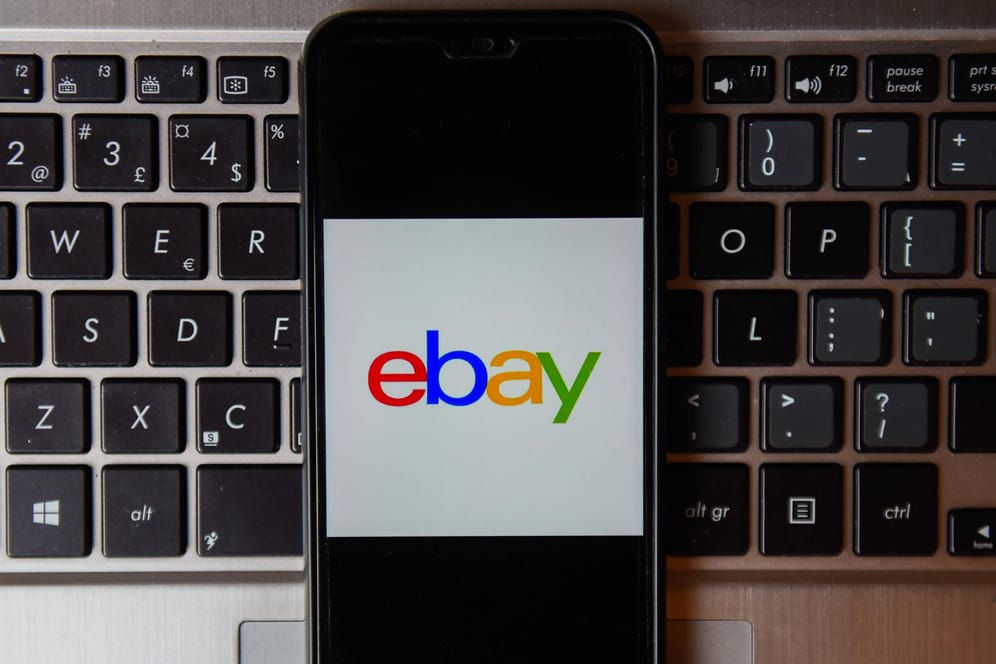 Das Logo von Ebay auf einem Smartphone (Symbolbild): Verbraucherschützer warnen vor Phishing-Nachrichten in Namen der Handelsplattform.