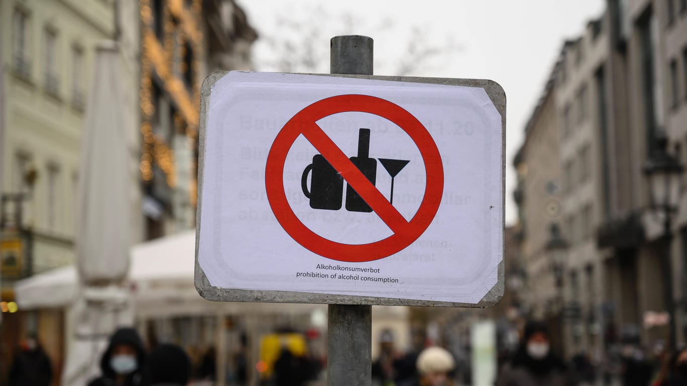 Ein Schild weist auf das Alkoholverbot hin: In München gilt weiterhin ein generelles Alkoholverbot im öffentlichen Raum.