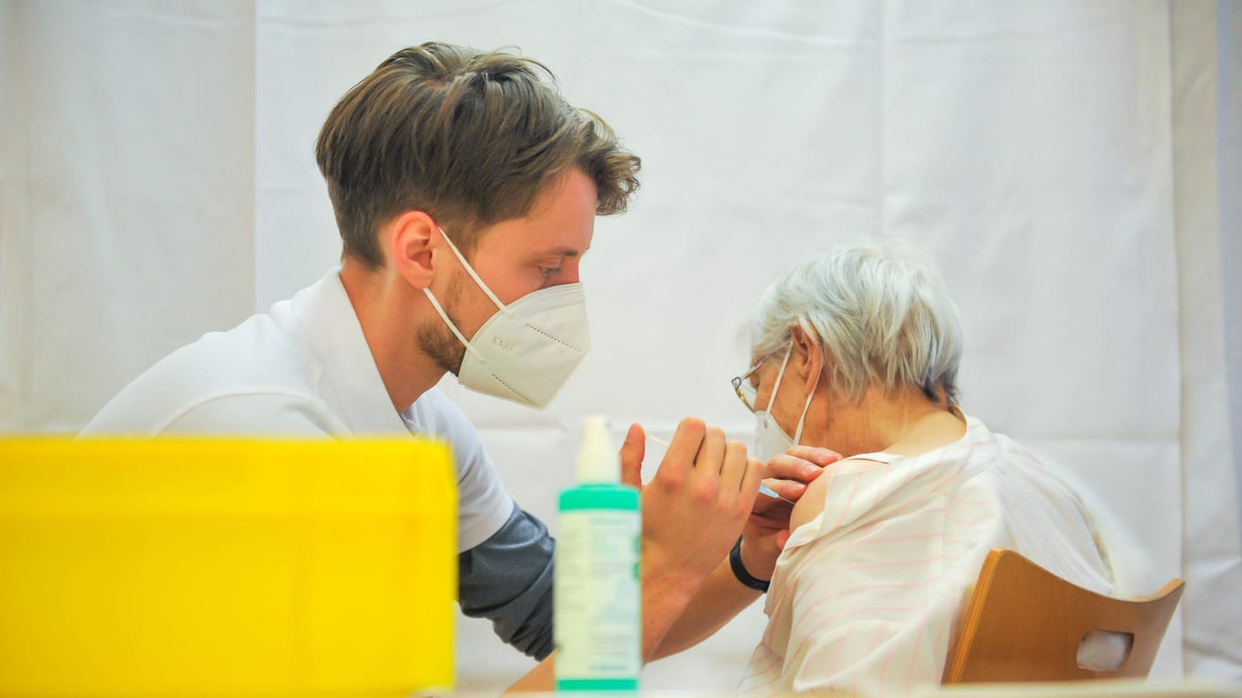 Eine Pflegeheimbewohnerin wird gegen das Coronavirus geimpft (Symbolbild): In Stuttgart ist die Impfbereitschaft in den städtischen Alten- und Pflegeheimen hoch.