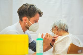Eine Pflegeheimbewohnerin wird gegen das Coronavirus geimpft (Symbolbild): In Stuttgart ist die Impfbereitschaft in den städtischen Alten- und Pflegeheimen hoch.