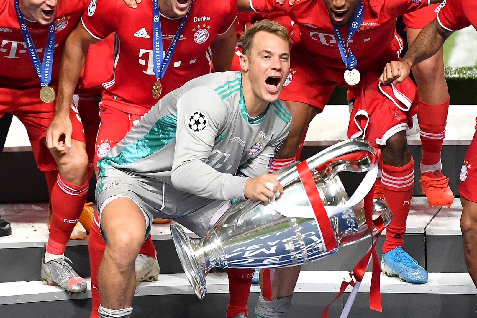 Manuel Neuer mit Champions-League-Pokal: In einer möglichen Super League hätten die Top-Klubs Europas gespielt.