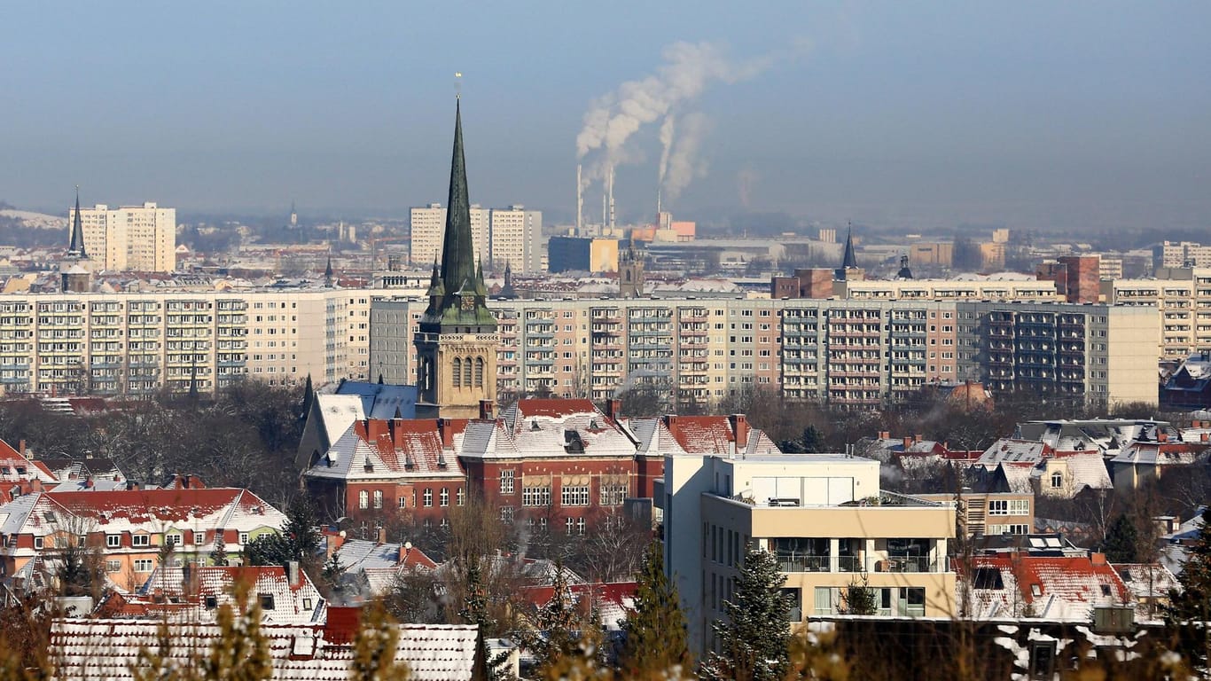 Blick auf das verschneite Erfurt mit Thomaskirche und Hochhäusern am Stadtring: Mit dem neuen Immobilienportal der Stadt sollen Erfurter einfacher freie Wohnungen, Häuser und Grundstücke finden.