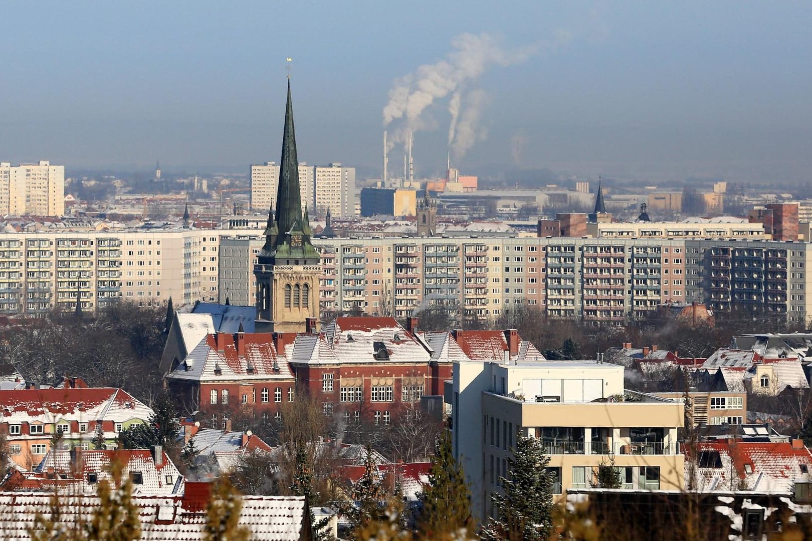 Blick auf das verschneite Erfurt mit Thomaskirche und Hochhäusern am Stadtring: Mit dem neuen Immobilienportal der Stadt sollen Erfurter einfacher freie Wohnungen, Häuser und Grundstücke finden.