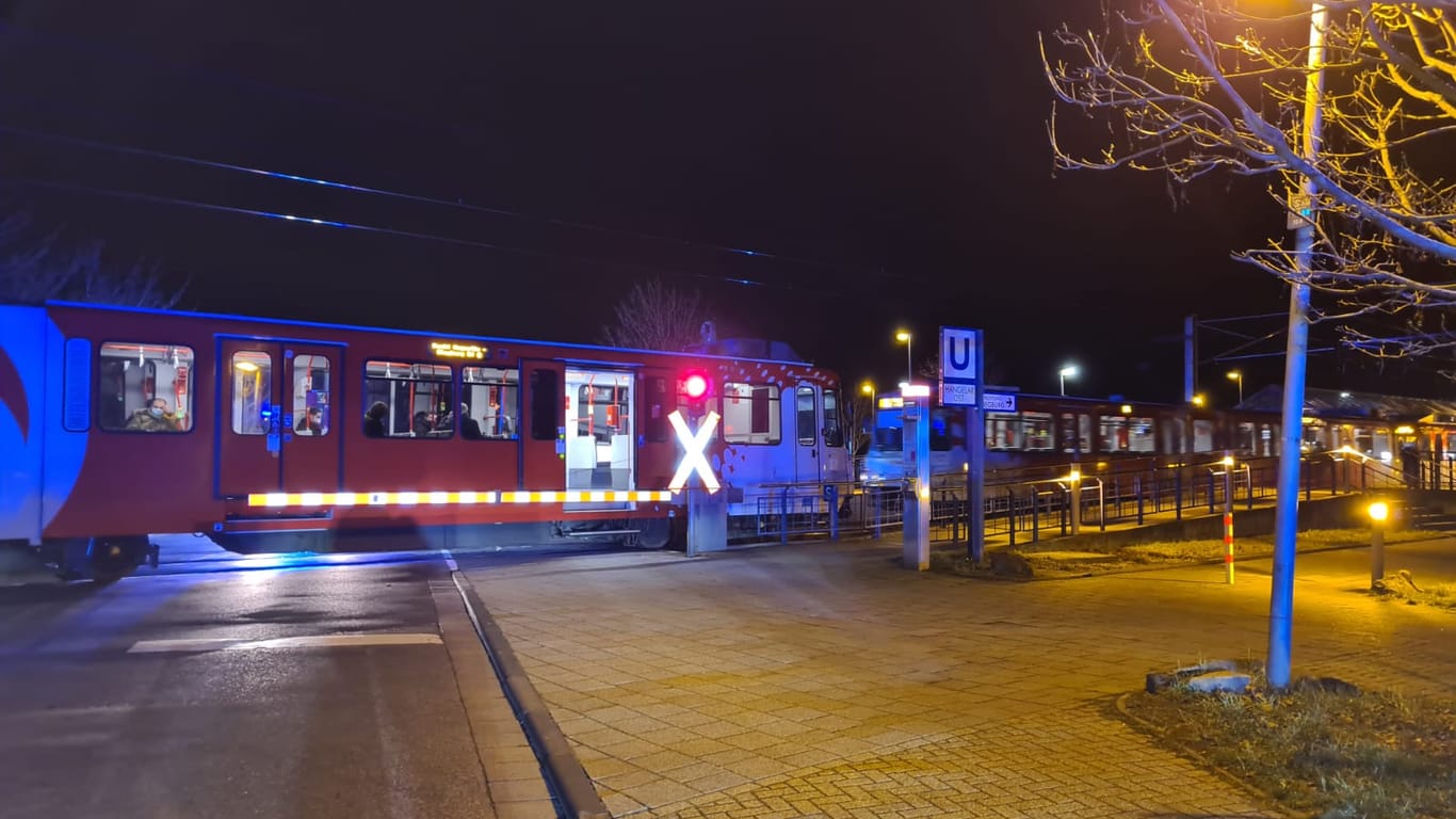 Die Stadtbahn steht an einem Übergang: An dem Einsatz waren 78 Rettungskräfte beteiligt.
