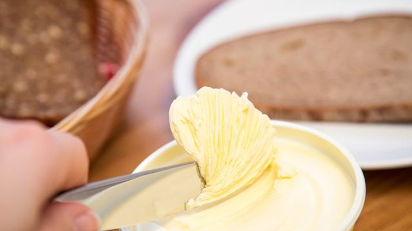 Pflanzenmargarine: Auch sie kann Milchfett enthalten. Soll die Margarine ganz ohne tierische Zutaten sein, muss sie das Vegan-Logo tragen.