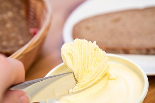 Pflanzenmargarine: Auch sie kann Milchfett enthalten. Soll die Margarine ganz ohne tierische Zutaten sein, muss sie das Vegan-Logo tragen.