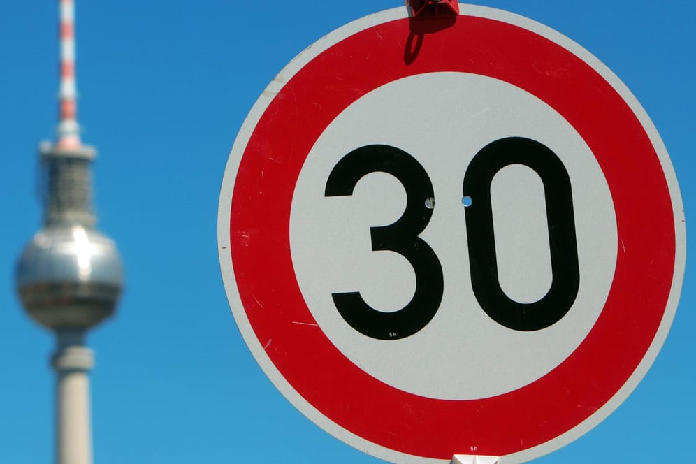 Ein Tempo-30-Schild – dahinter der Berliner Fernsehturm: Die BVV Pankow hat einen Beschluss zu Tempo 30 im gesamten Bezirk gefasst.