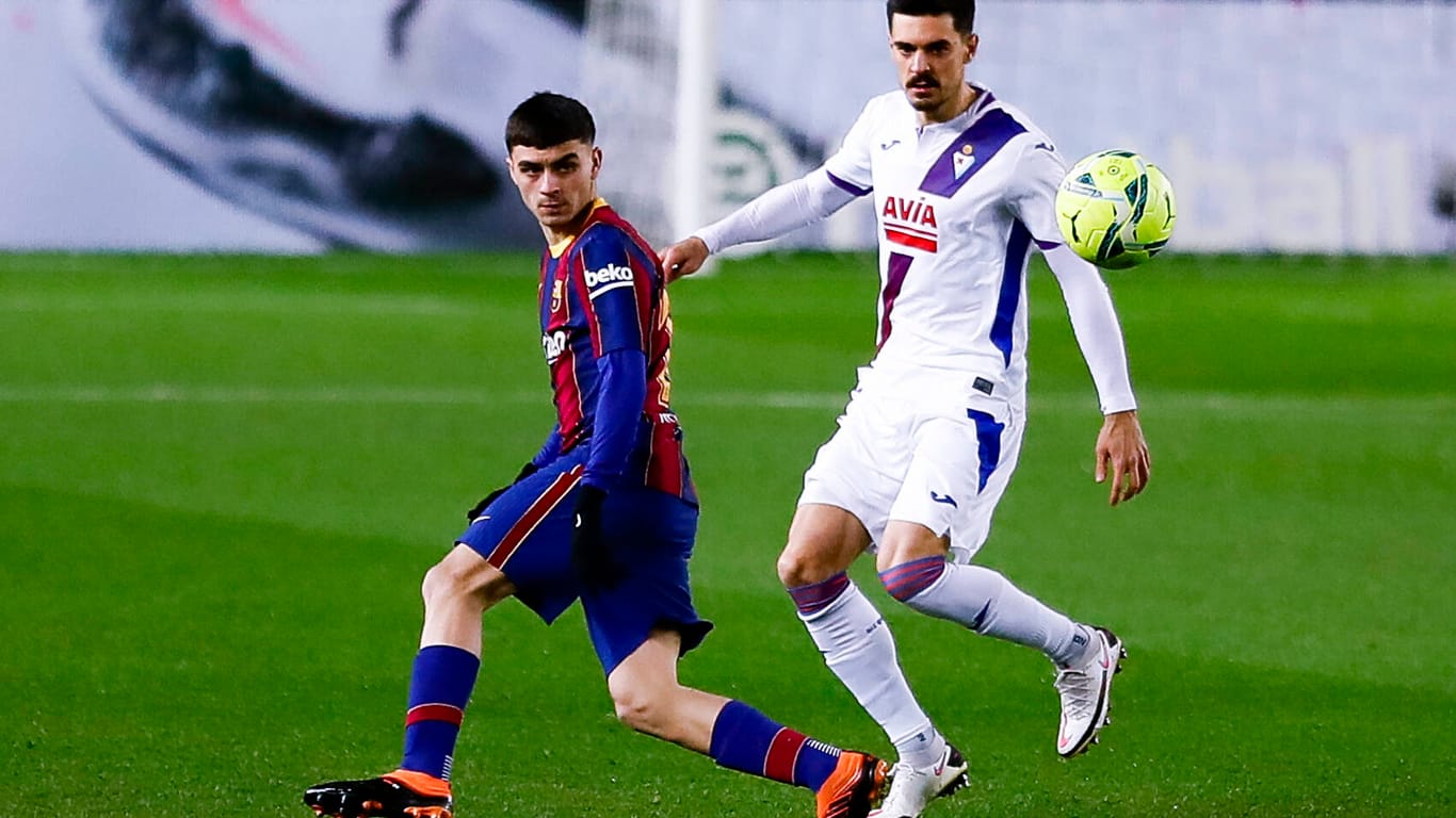 Der 18-jährige Pedri (l.) hat für den FC Barcelona in der laufenden Saison weit über 20 Pflichtspiele bestritten.