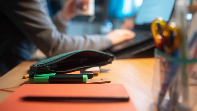 Eine Frau arbeitet im Homeoffice Eine Frau arbeitet im Homeoffice