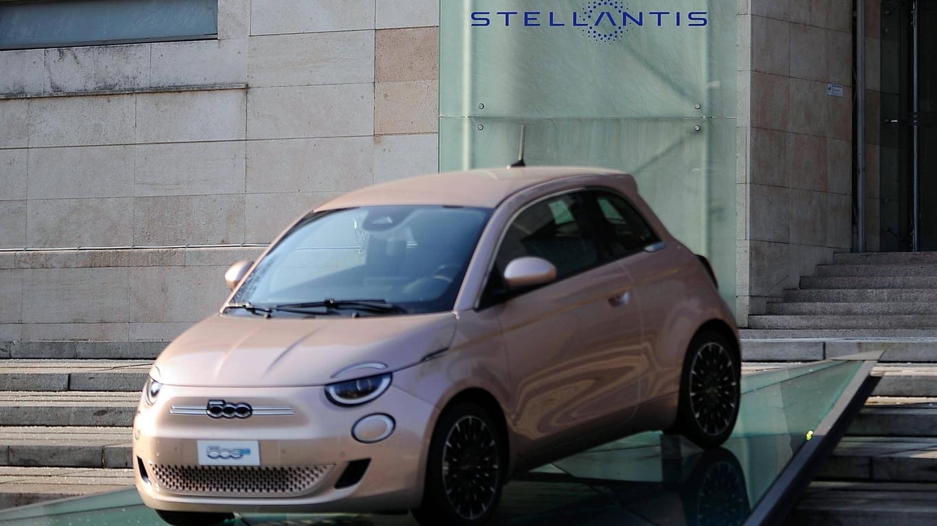 Stellantis-Logo (Symbolbild): Der Fiat-Chrysler-Konzern und die PSA-Gruppe haben sich jüngst zusammengeschlossen.