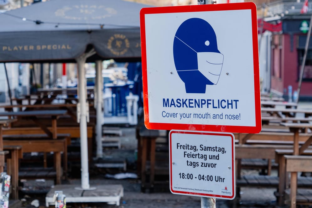 Maskenpflicht in St. Pauli, Hamburg: In Deutschland gelten derzeit strenge Corona-Einschränkungen.