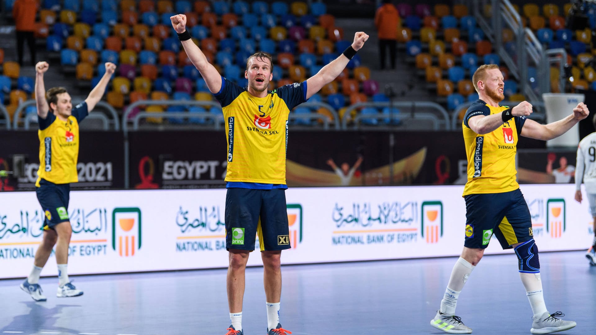 Max Darj (Mitte) reißt bei die Arme in die Höhe: Er spielt in Deutschland für den Bergischen HC, dessen Spieler bei der Handball-WM dabei sind und derzeit für ihre jeweiligen Länder punkten.