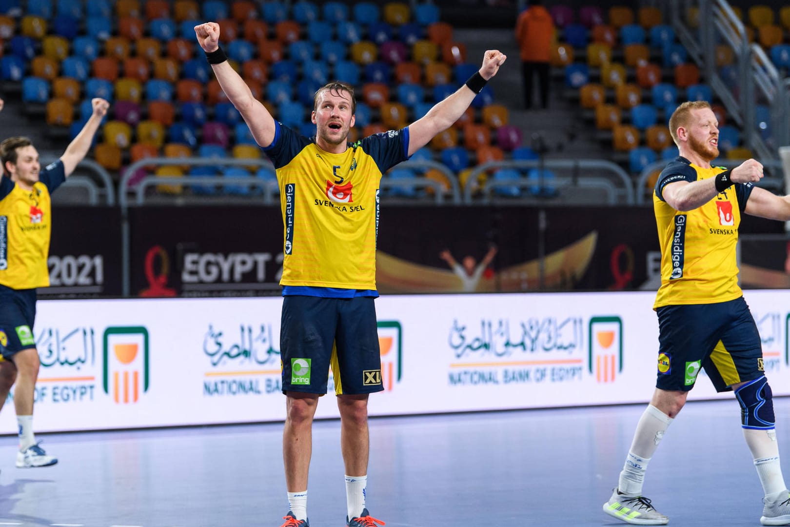 Max Darj (Mitte) reißt bei die Arme in die Höhe: Er spielt in Deutschland für den Bergischen HC, dessen Spieler bei der Handball-WM dabei sind und derzeit für ihre jeweiligen Länder punkten.