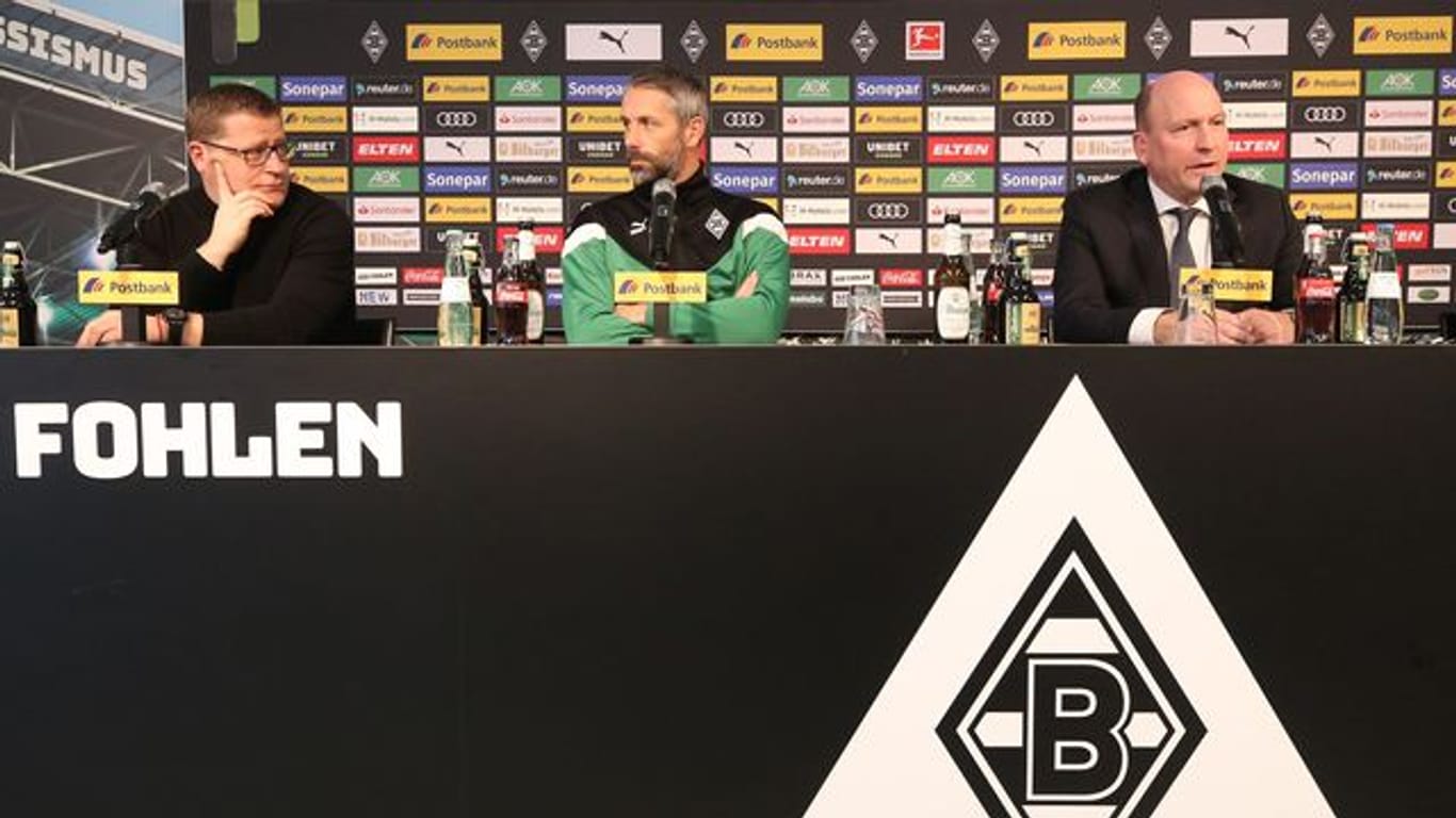 Borussia Mönchengladbach wurde auf dem Transfermarkt aktiv; Sportdirektor Max Eberl (l-r), Trainer Marco Rose und Geschäftsführer Stephan Schippers bei einer Pressekonferenz.