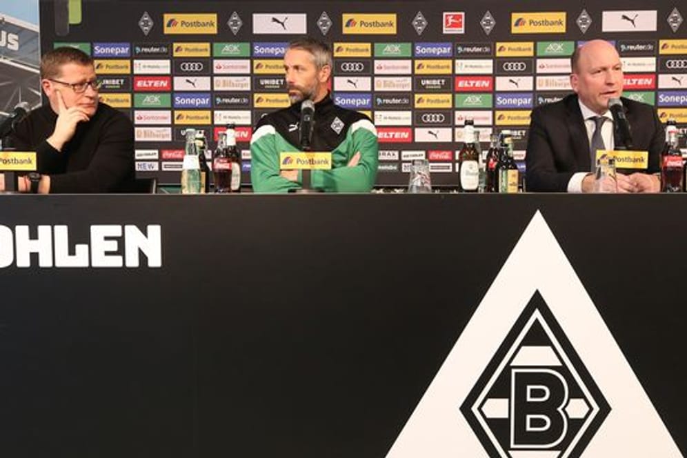 Borussia Mönchengladbach wurde auf dem Transfermarkt aktiv; Sportdirektor Max Eberl (l-r), Trainer Marco Rose und Geschäftsführer Stephan Schippers bei einer Pressekonferenz.