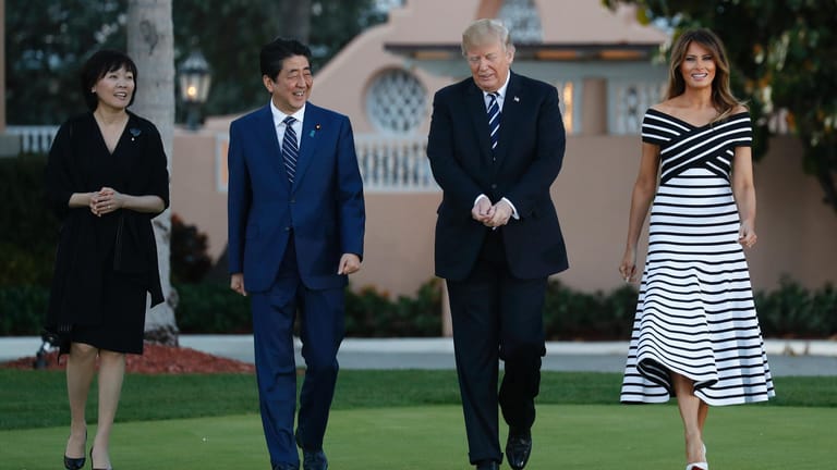 Donald Trump und der japanische Premierminister Shinzo Abe mit ihren Ehefrauen 2018 in Mar-a-Lago: Offizielle Veranstaltungen ließ Trump als Präsident gerne auf seinem Grund und Boden ausrichten (Archivbild).