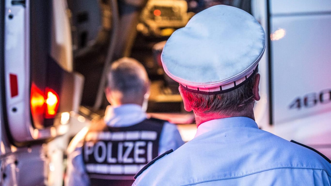 Polizisten kontrollieren einen LKW (Symbolbild): Den Fernfahrer aus Nürnberg erwartet ein saftiges Bußgeld.