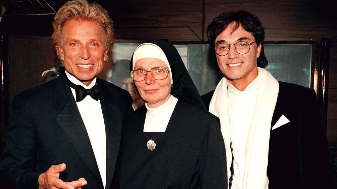 Siegfried und Roy im Jahr 1998 mit Schwester Dolore bei einer Wohltätigkeitsveranstaltung.