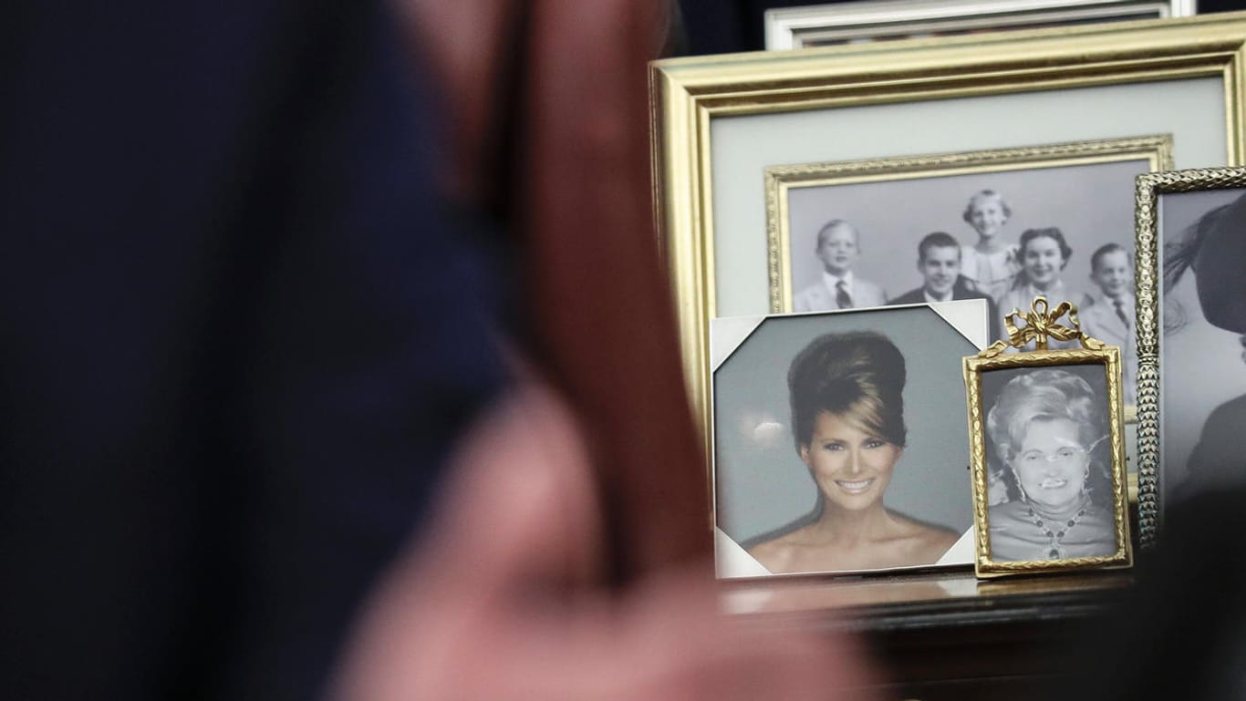 Trumps Familienfotos: Es ist ein großes Porträt der ehemaligen First Lady Melania zu sehen.