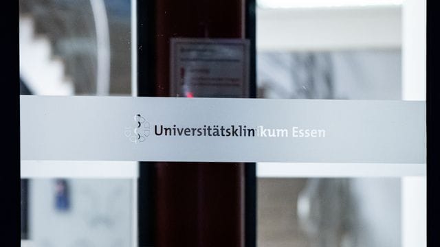 Der Eingang zur Uniklinik Essen (Archivbild): Zuletzt gab es Unmut über die Impfreihenfolge bei den Beschäftigten. Der Eingang zur Uniklinik Essen (Archivbild): Zuletzt gab es Unmut über die Impfreihenfolge bei den Beschäftigten.