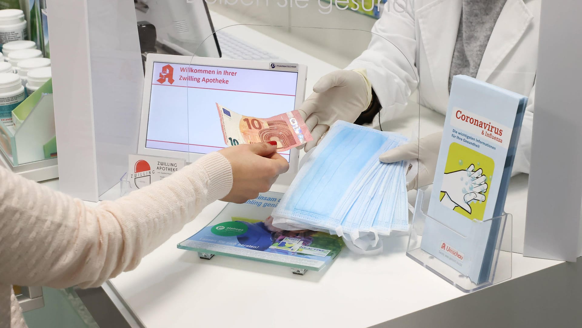 Verkauf von Atemschutzmasken in einer Apotheke (Symbolbild): Die Nachfrage nach medizinischen Masken ist nach dem Bund-Länder-Beschluss zur Neuregelung der Maskenpflicht stark gestiegen.