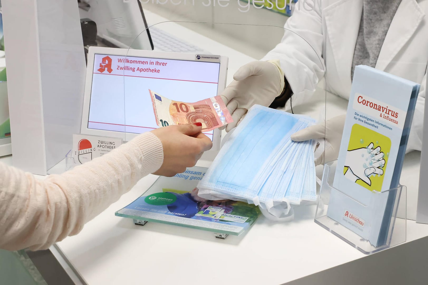 Verkauf von Atemschutzmasken in einer Apotheke (Symbolbild): Die Nachfrage nach medizinischen Masken ist nach dem Bund-Länder-Beschluss zur Neuregelung der Maskenpflicht stark gestiegen.