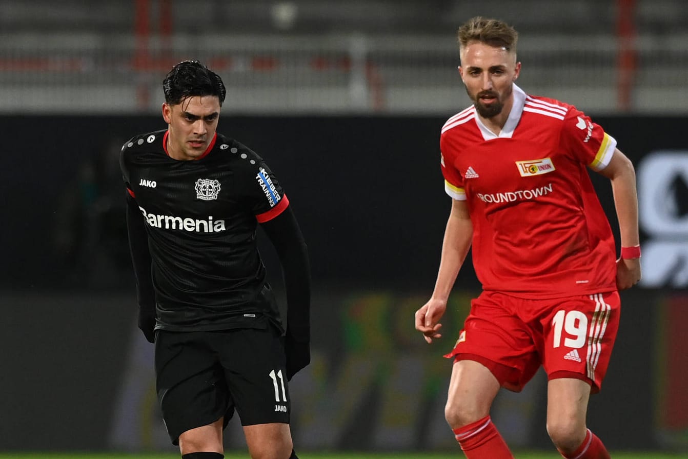 Nadiem Amiri im Zweikampf mit Berlins Florian Hübner: Der Union-Profi wurde nun wegen "unsportlichen Verhaltens" gesperrt.