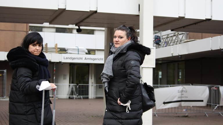 Herber Rückschlag: Wegen eines Corona-Verdachtsfalles unter den Wachtmeistern am Kölner Amtsgericht mussten die Mandanten von Lena Retschkemann (li.) und Sabrina Buelli zurück auf ihre Zellen.