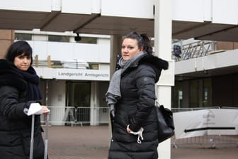 Herber Rückschlag: Wegen eines Corona-Verdachtsfalles unter den Wachtmeistern am Kölner Amtsgericht mussten die Mandanten von Lena Retschkemann (li.) und Sabrina Buelli zurück auf ihre Zellen.