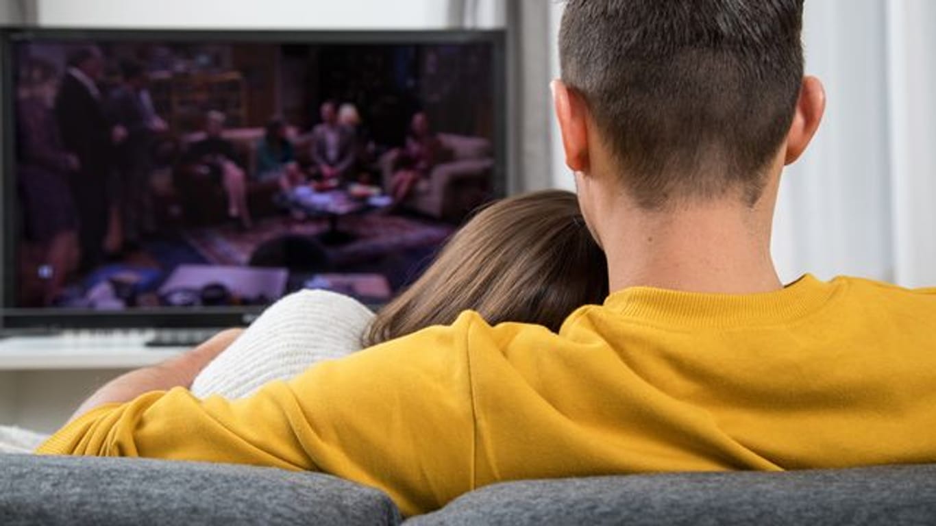 Freizeit als Fernsehzeit: Im Corona-Jahr 2020 haben viele Menschen ein neues, großes TV-Gerät gekauft.