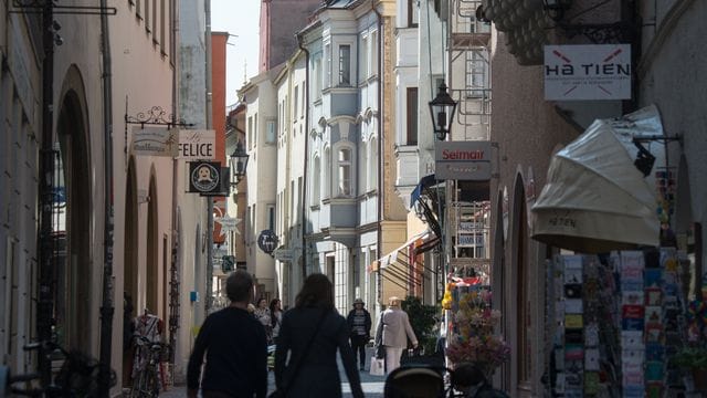 Eine Gasse in der Altstadt von Regensburg. Eine Gasse in der Altstadt von Regensburg.