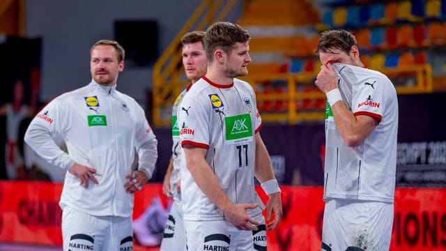 Moritz Preuss (l-r), Johannes Golla, David Schmidt und Kai Häfner stehen enttäuscht nach dem Spiel beisammen. Moritz Preuss (l-r), Johannes Golla, David Schmidt und Kai Häfner stehen enttäuscht nach dem Spiel beisammen.