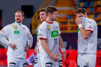 Moritz Preuss (l-r), Johannes Golla, David Schmidt und Kai Häfner stehen enttäuscht nach dem Spiel beisammen.