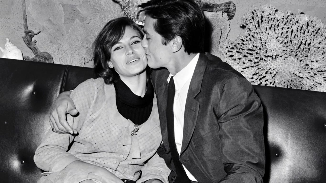 August 1967: Nathalie und Alain Delon innig.