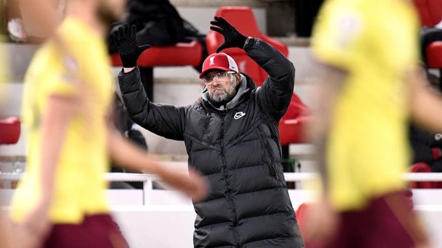Liverpools Trainer Jürgen Klopp reagiert an der Seitenlinie verärgert. Liverpools Trainer Jürgen Klopp reagiert an der Seitenlinie verärgert.