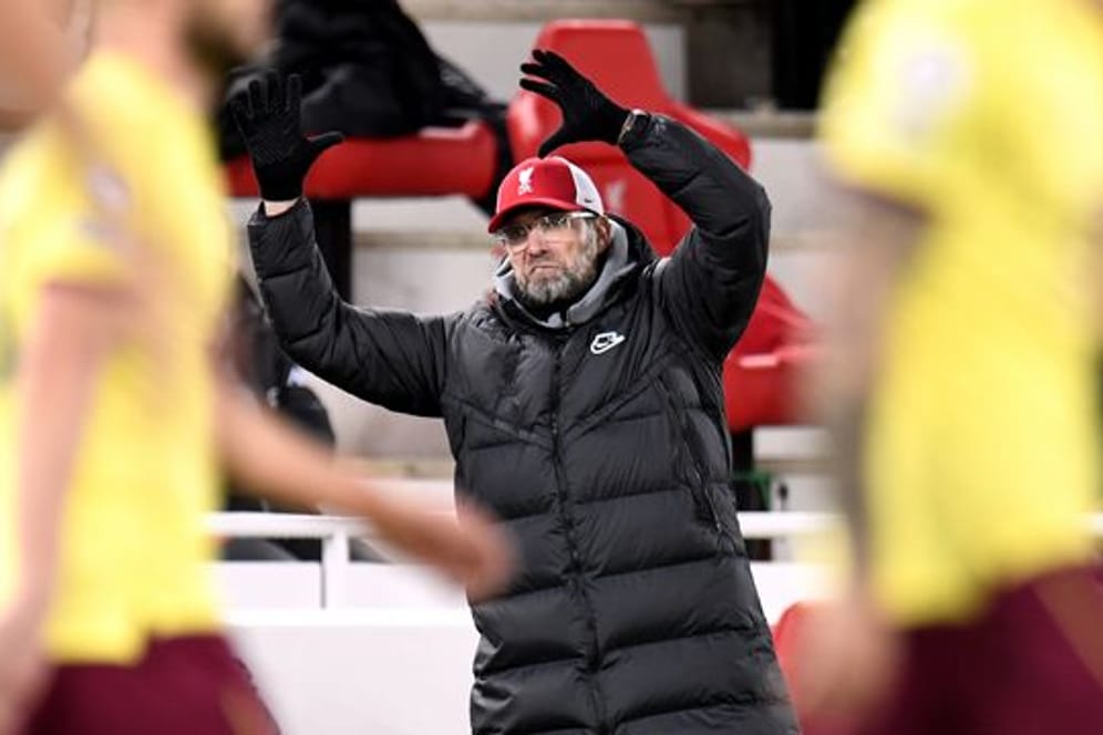 Liverpools Trainer Jürgen Klopp reagiert an der Seitenlinie verärgert.