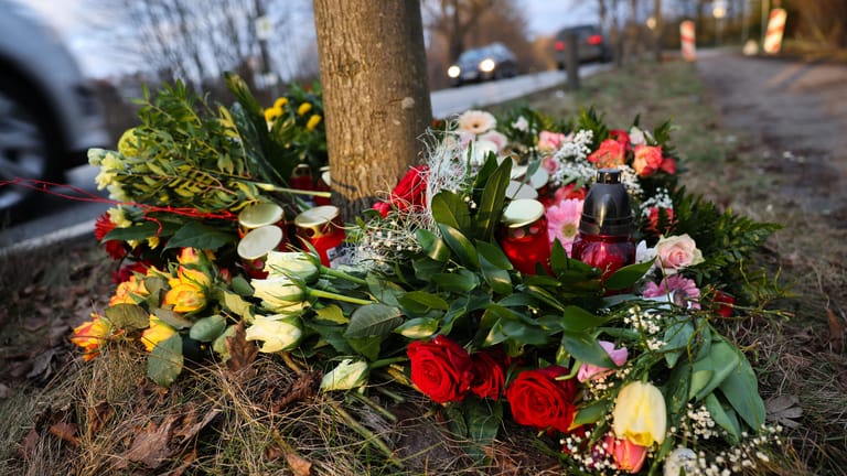 Blumen und Kerzen liegen an der Unfallstelle: Drei Menschen sind in Neumünster gestorben.