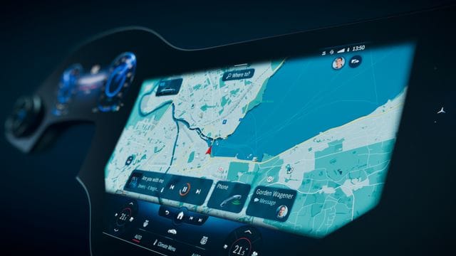 Digitale Landschaften: Bildschirme wie hier im Rahmen des Mercedes-Bediensystems MBUX nehmen immer mehr Platz in den Cockpits moderner Autos ein.