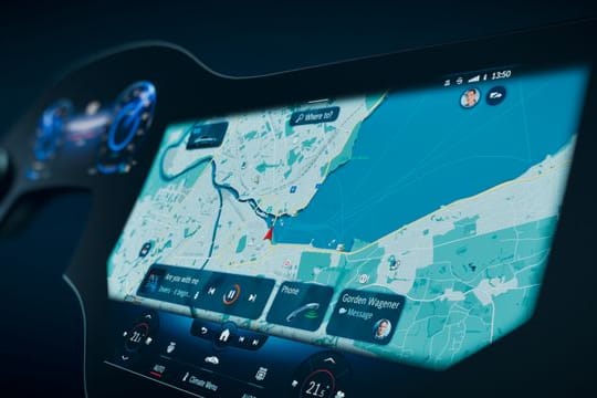 Digitale Landschaften: Bildschirme wie hier im Rahmen des Mercedes-Bediensystems MBUX nehmen immer mehr Platz in den Cockpits moderner Autos ein.