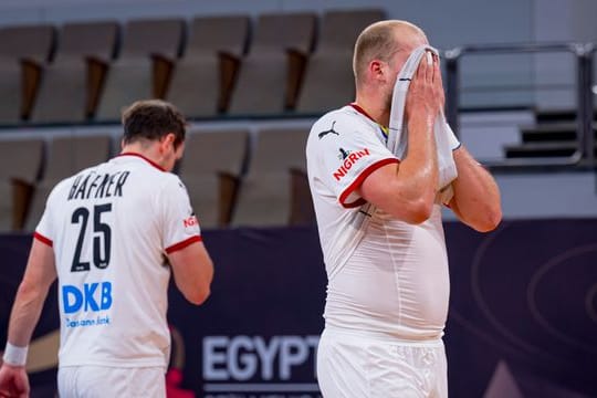 Paul Drux (r) aus Deutschland zieht sich enttäuscht das Trikot über das Gesicht.