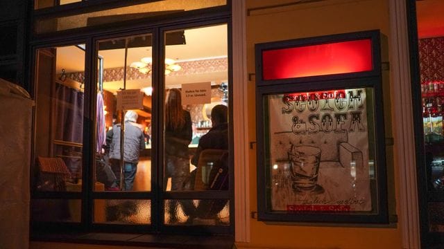 Blick in die Bar "Scotch and Sofa" im Prenzlauer Berg: Hier hat eine angemeldete Versammlung stattgefunden.