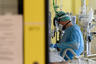 Ein Intensivpfleger auf einer Covid-19-Intensivstation: Die Zahl der Neuinfektionen und Toten liegt weiter auf hohem Niveau.