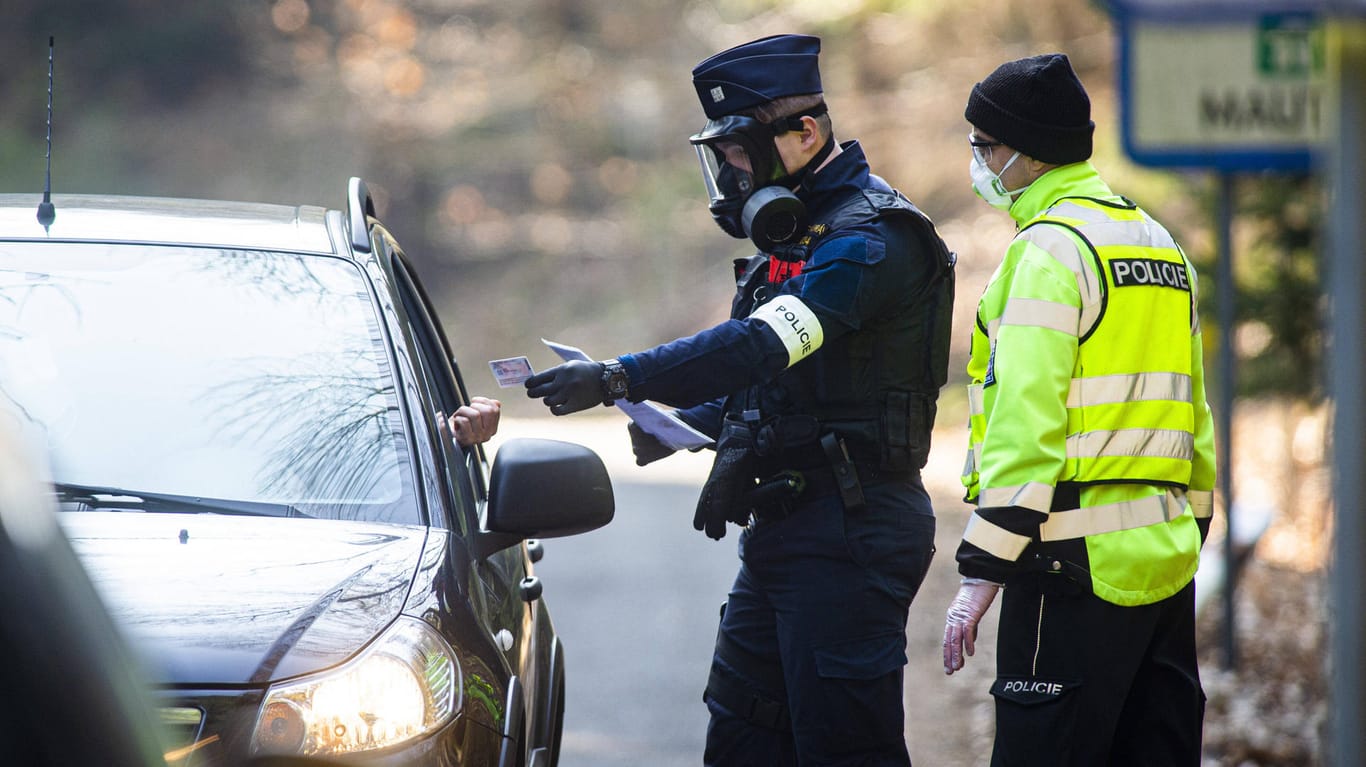 Tschechische Polizei kontrolliert in Schutzmasken Einreisende an der deutsch-tschechischen Grenze Petrovice.