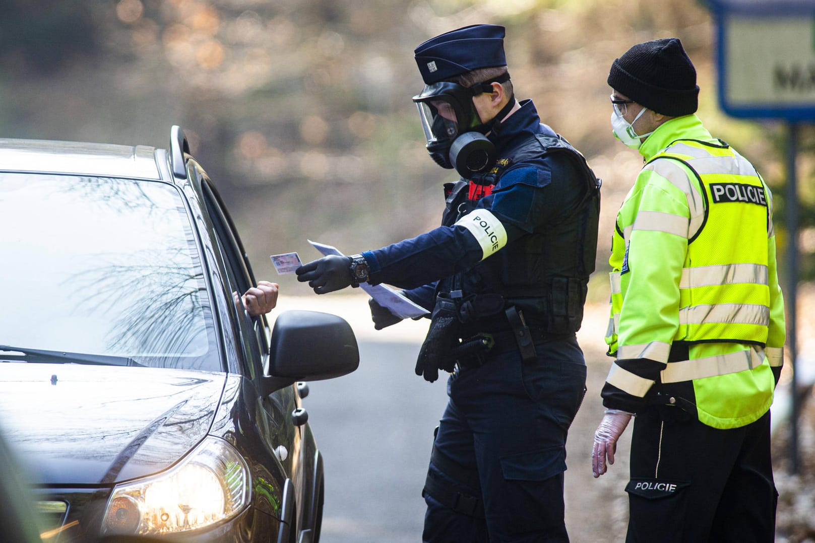 Tschechische Polizei kontrolliert in Schutzmasken Einreisende an der deutsch-tschechischen Grenze Petrovice.