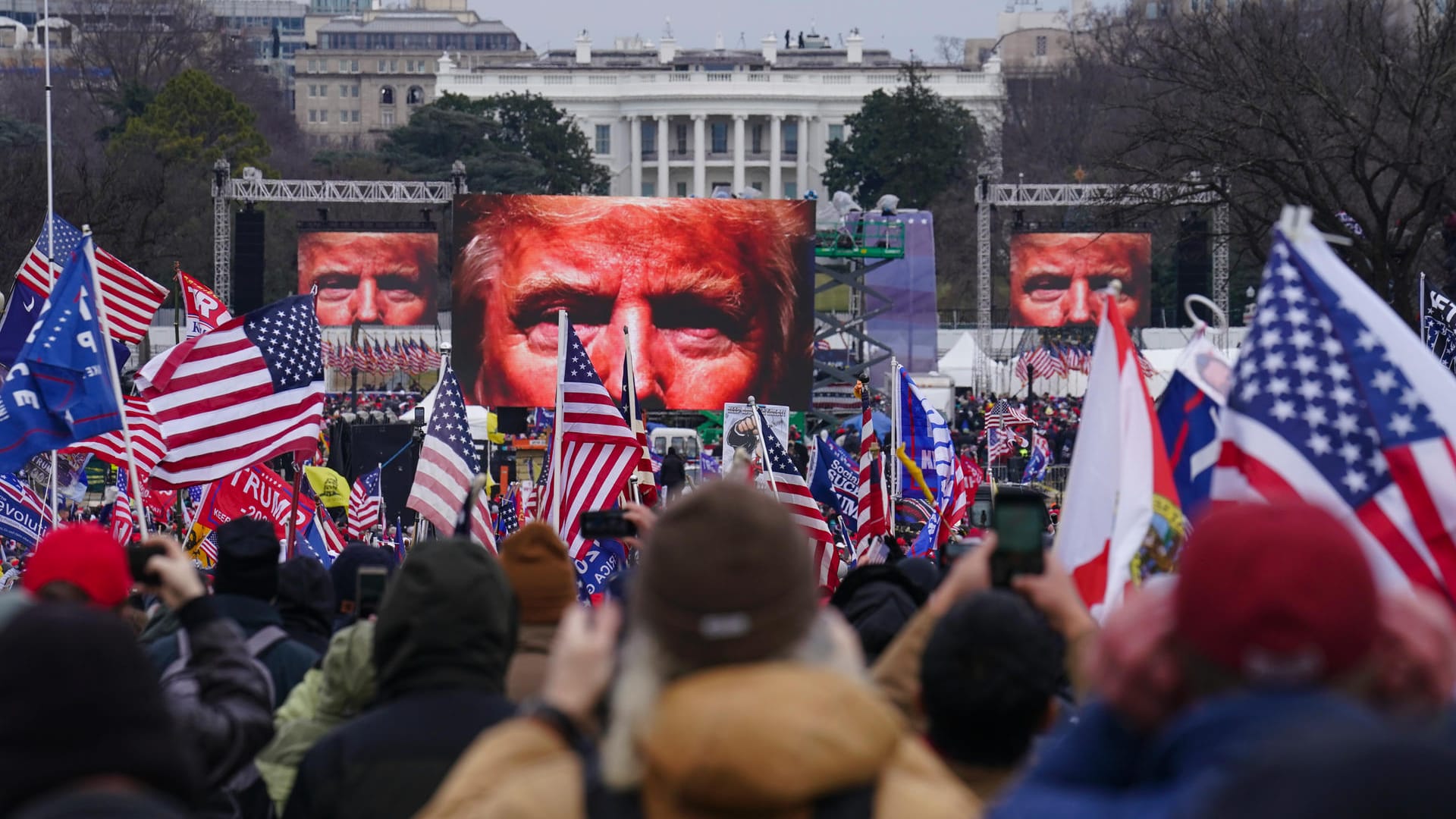 Trump-Anhänger demonstrieren in Washington: Viele Internetplattformen haben den Ex-Präsidenten zeitweise gesperrt.