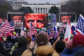 Trump-Anhänger demonstrieren in Washington: Viele Internetplattformen haben den Ex-Präsidenten zeitweise gesperrt.