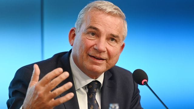 Der neue Vorsitzende der Innenministerkonferenz, Thomas Strobl, sieht auch nach dem Ende des Abschiebestopps nach Syrien hohe Hürden für Rückführungen in das Bürgerkriegsland. Der neue Vorsitzende der Innenministerkonferenz, Thomas Strobl, sieht auch nach dem Ende des Abschiebestopps nach Syrien hohe Hürden für Rückführungen in das Bürgerkriegsland.