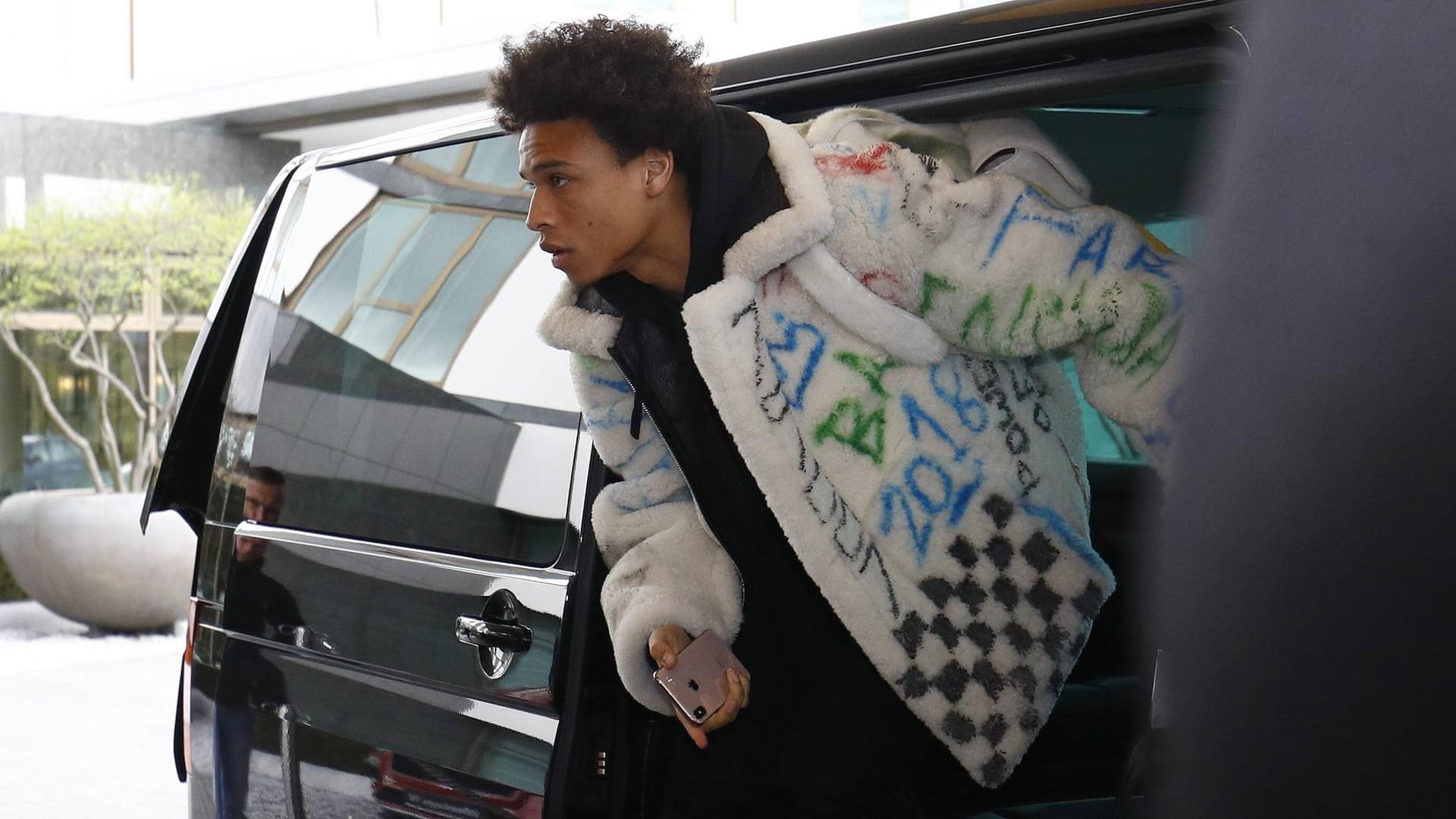 Leroy Sané: Der Bayern-Star in einer auffälligen Jacke bei der Nationalmannschaft 2019.