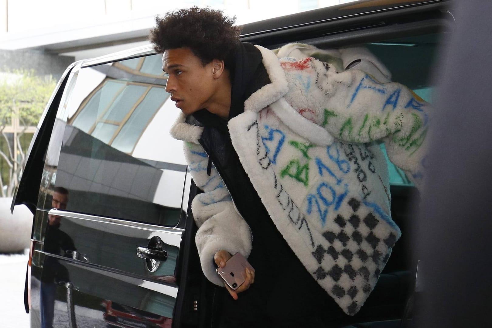 Leroy Sané: Der Bayern-Star in einer auffälligen Jacke bei der Nationalmannschaft 2019.